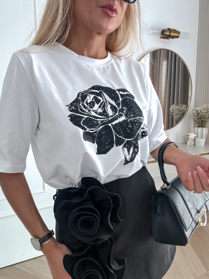 ROSIES - BIAŁY KLASYCZNY TSHIRT Z ROŻĄ