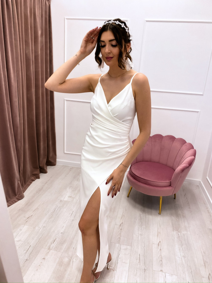 JULIA – BIAŁA SUKIENKA MAXI O DOPASOWANYM KROJU Z ROZCIĘCIEM NA NODZE 11