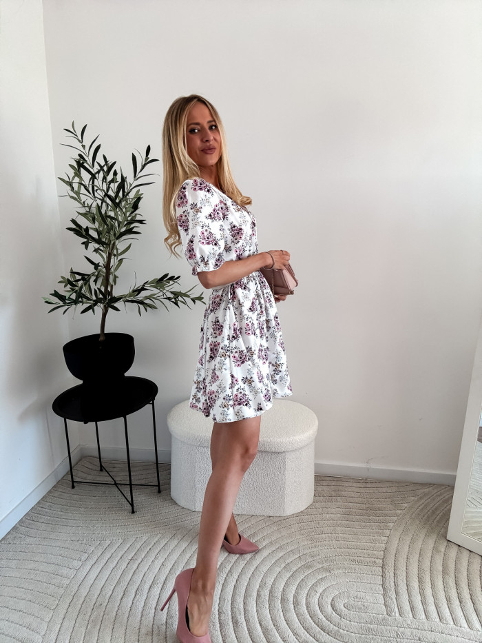 EMILY- SUKIENKA MINI ROZKLOSZOWANA BIAŁA W PUDROWE KWIATY
