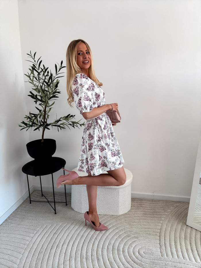 EMILY- SUKIENKA MINI ROZKLOSZOWANA BIAŁA W PUDROWE KWIATY 4