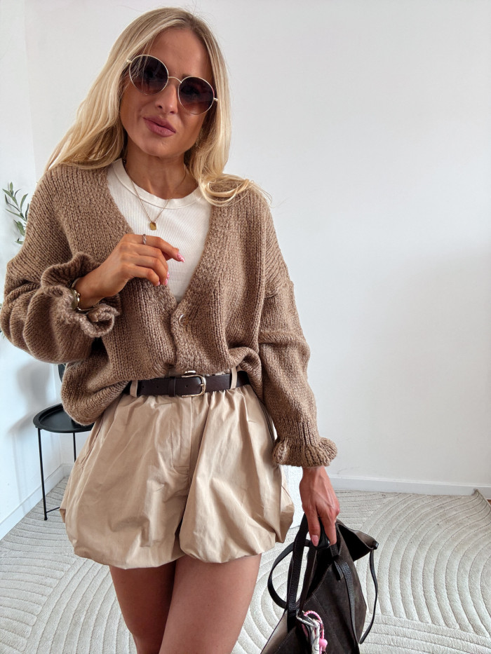ANIS- SWETER Z GUZIKAMI I FALBANKĄ PRZY RĘKAWIE CAMEL 1